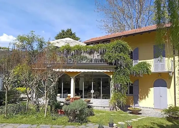 Near The Lakeside Vila