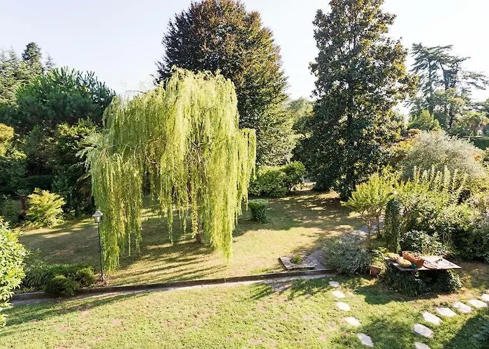 Near The Lakeside Vila Lesa