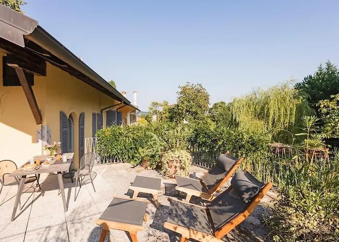 Near The Lakeside Vila Lesa