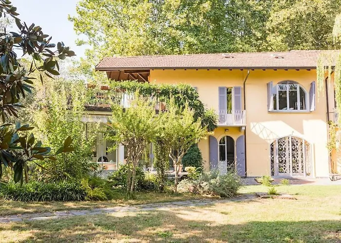 Vila Near The Lakeside